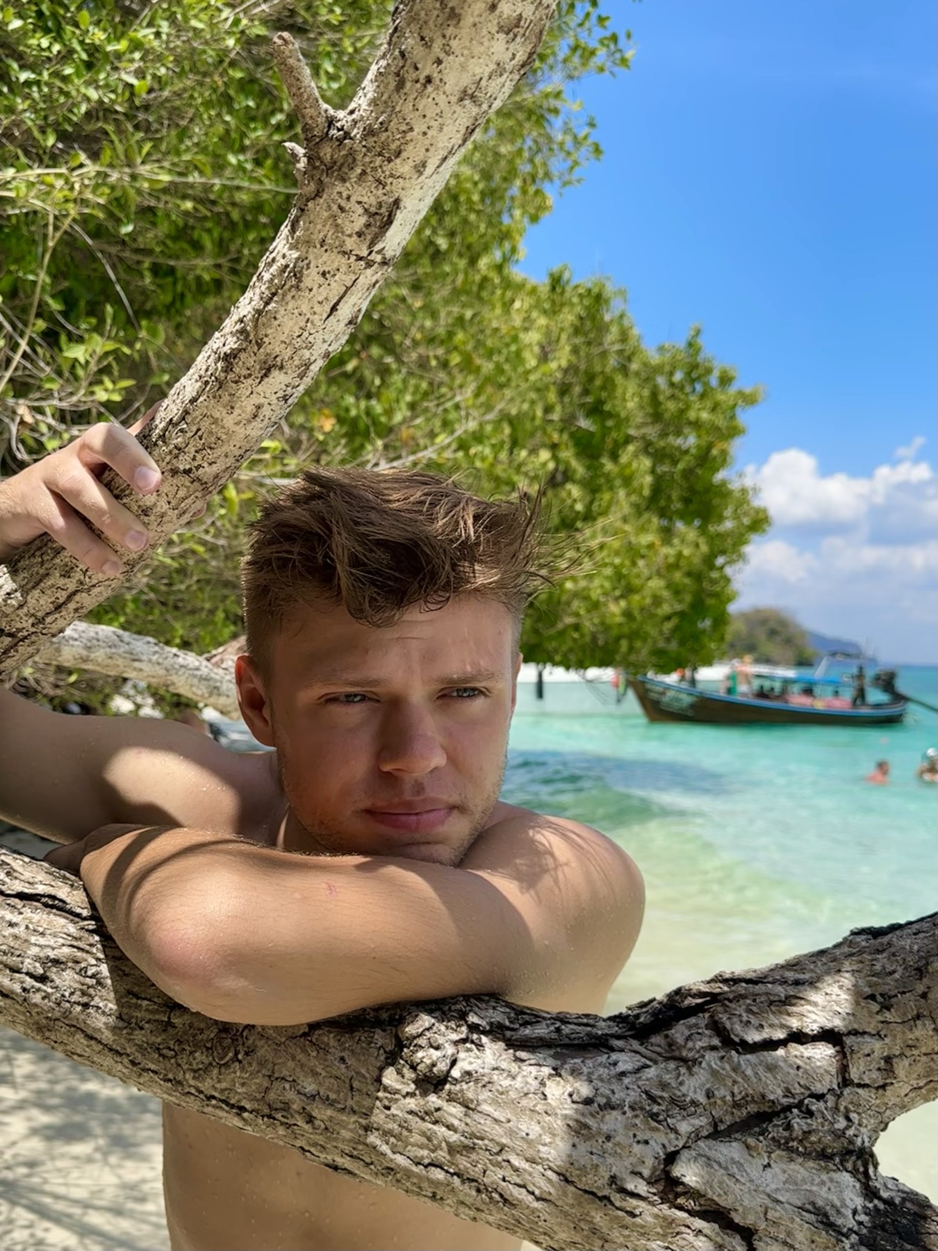 Autor průvodce na thajské pláži u průzračného moře